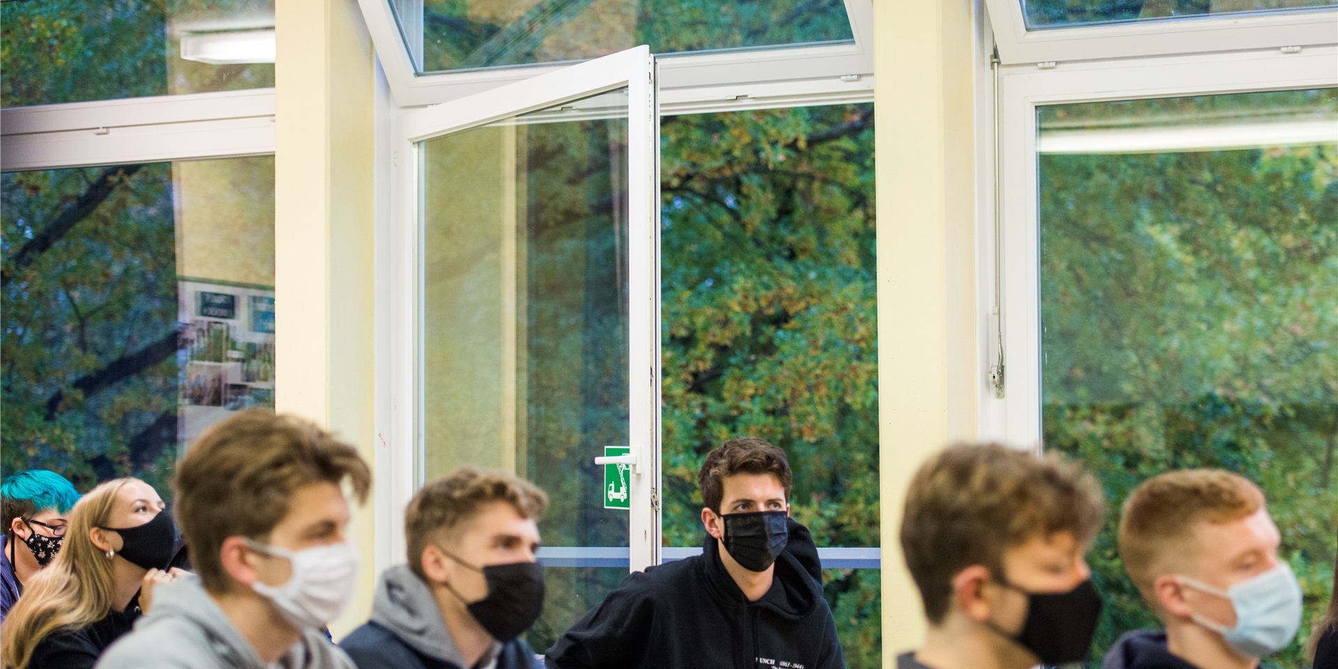 In Schulen wird seit der Corona-Pandemie regelmäßig im Klassenraum gelüftet. In NRW hat sich dagegen eine Protestaktion gebildet. (Symbolbild)