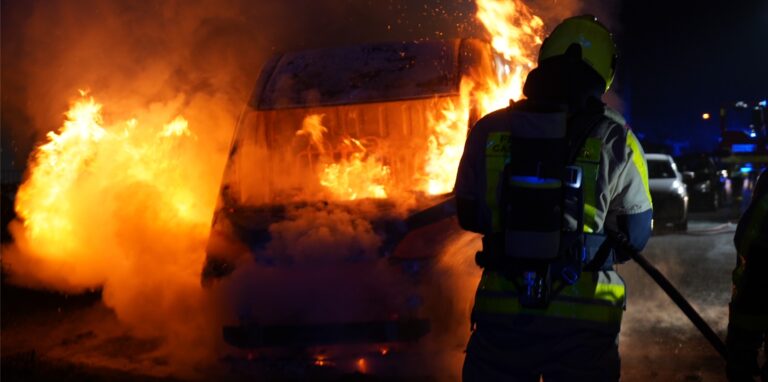In hellen Flammen stand der komplette Transporter, als die Feuerwehr am Einsatzort eintraf.