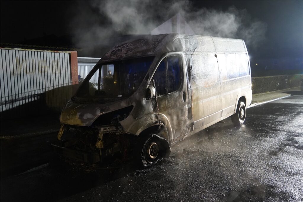 Von dem Kleintransporter blieb nach dem Brand nur noch ein dampfendes Stahlgerippe übrig.