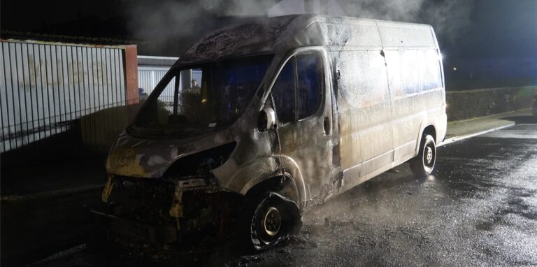 Von dem Kleintransporter blieb nach dem Brand nur noch ein dampfendes Stahlgerippe übrig.