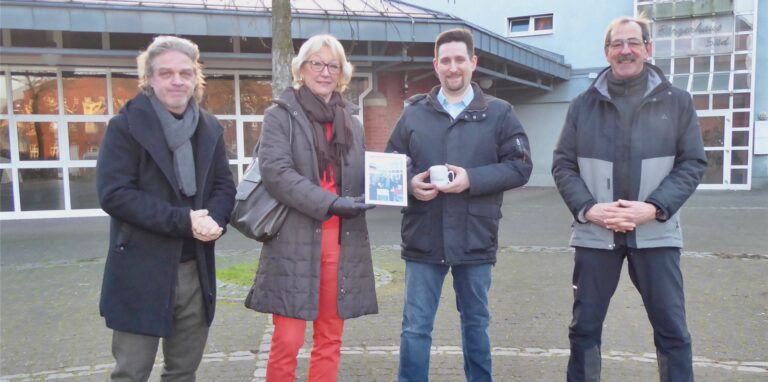 Auf dem Hans-Senkel-Platz, dem Ort des Süder Advents, verabschiedeten v.l. Robert Dorka, Jutta Haug und Andreas Dickel den Quartiermanager Alf Rouven Recksick (2.v.r.).