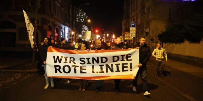Sogenannte „Corona-Spaziergänge“ scheinen in der Region auch von einschlägigen politischen Gruppen für ihre Zwecke missbraucht zu werden.