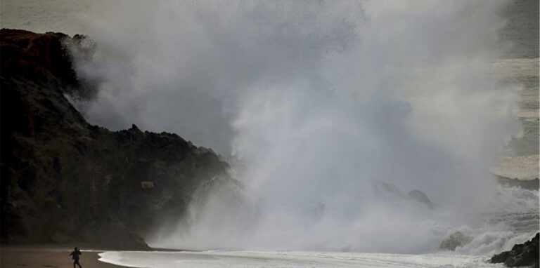 Massive Brandung an der Westküste Australiens nach dem unterseeischen Ausbruch des Vulkans Hunga Tonga Ha’apai in Tonga.