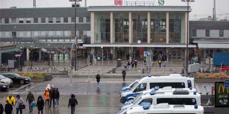 Beamte der Bundespolizei sind regelmäßig am Dortmunder Hauptbahnhof auf Streife. Am Sonntagmorgen bemerkten sie eine lautstarke Auseinandersetzung auf dem angrenzenden Parkplatz. (Symbolbild)