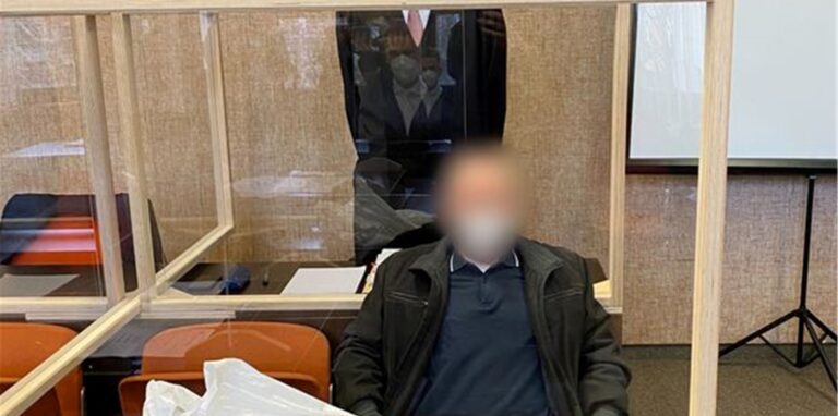 Der angeklagte Vater (vorne) zusammen mit seinem Anwalt (hinten) vor dem Prozess am Landgericht München I.