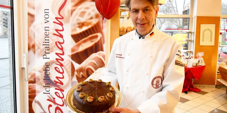 Konditormeister Dirk Sternemann aus Recklinghausen präsentiert seine Senatorentorte.