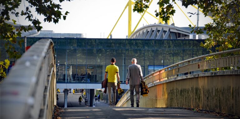 die Fußgängerbrücke über die B1 in Dortmund