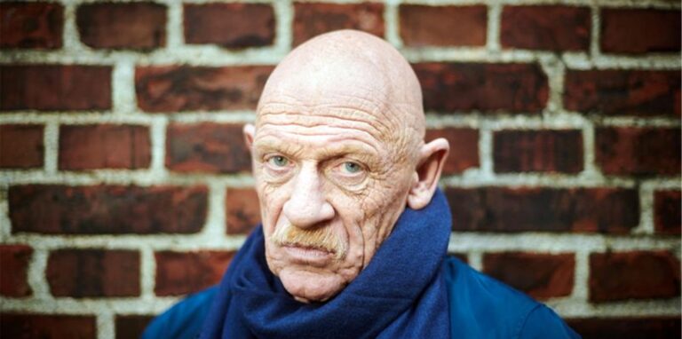 Der Schauspieler und damalige Gefängnisarzt Joe Bausch, aufgenommen vor seiner Arbeitsstätte, der JVA Werl. (Archiv)