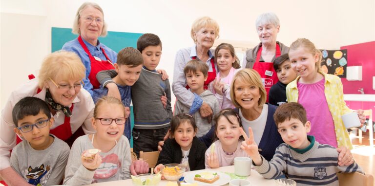 Schauspielerin Uschi Glas hat den Verein „brotZeit“ 2009 gegründet. Das Konzept: Senioren schenken Kindern als Frühstückshelfer Brot und Zeit.