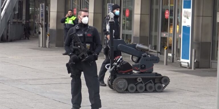 Mit diesem Roboter haben Polizisten das verdächtige Päckchen im Hauptbahnhof untersucht.