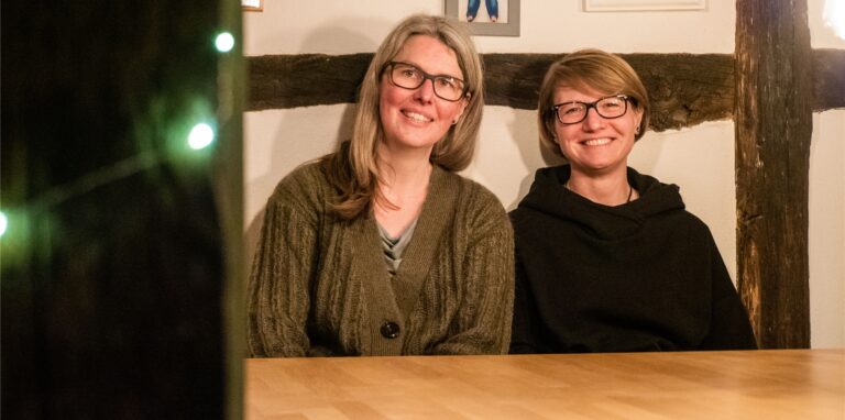 Petra Pistor und Nicole Engelhardt in ihrem Wohn- und Esszimmer.