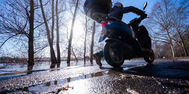 Ein Rollerfahrer wurde bei einem Unfall in Haltern am Dienstagabend verletzt (Symbolbild).