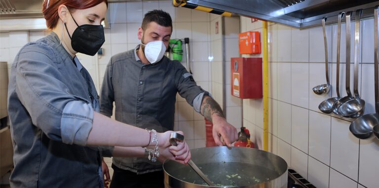 Auch Kochen gehört zu den Aufgaben von FSJ-lerin Pauline Droste im JHZ Haus Granat, hier zusammen mit Koch Benjamin Folk.