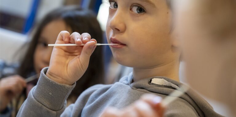 Jeder Grundschüler wird zweimal pro Woche getestet. Dabei kommen Lollitests zum Einsatz.