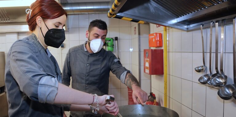 Auch Kochen gehört zu den Aufgaben von Pauline Droste im JHZ Haus Granat, hier zusammen mit Koch Benjamin Folk.