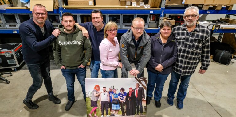 Die Palleks privat und im Bühnenoutfit: v.l. Tochta Jenny (Tim Jansen), ihr Freund Ömma (Simon Sures), Vatta Kall-Heinz (Christian Sures), Mutta Else (Thekla Sures), Oppa Pallek (Dirk Vornholt) sowie Ömmas Eltern Aishe und Hassan (Brigitte Heyse und Bernd Klasmann).