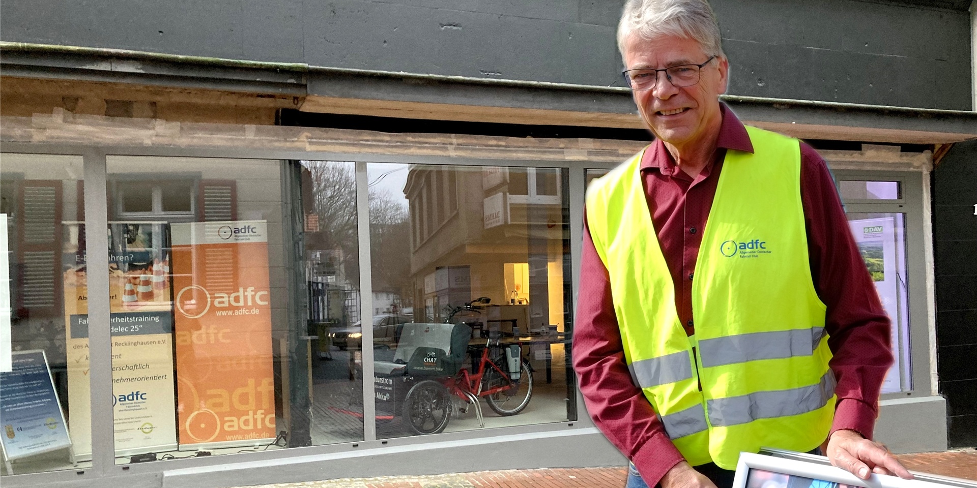ADFC-Ortsgruppensprecher Peter Brautmeier steht vorm ehemaligen „Treffpunkt Klima & Mobilität“ in der Breiten Straße in Recklinghausen.