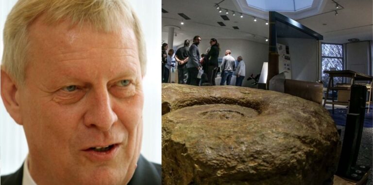 „Wir verstehen das auch nicht“ – Kulturdezernent Jörg Stüdemann (l.) über das undichte, aber inzwischen reparierte Dach des Dortmunder Naturmuseums.