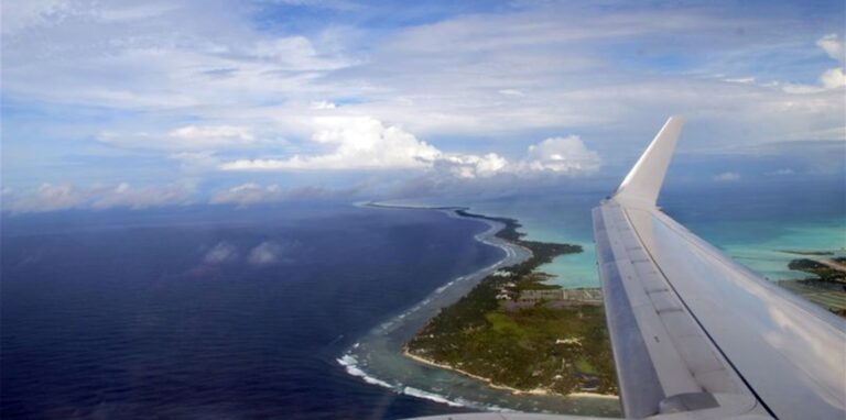 Blick auf Tarawa, die Hauptinsel des Pazifikstaats.