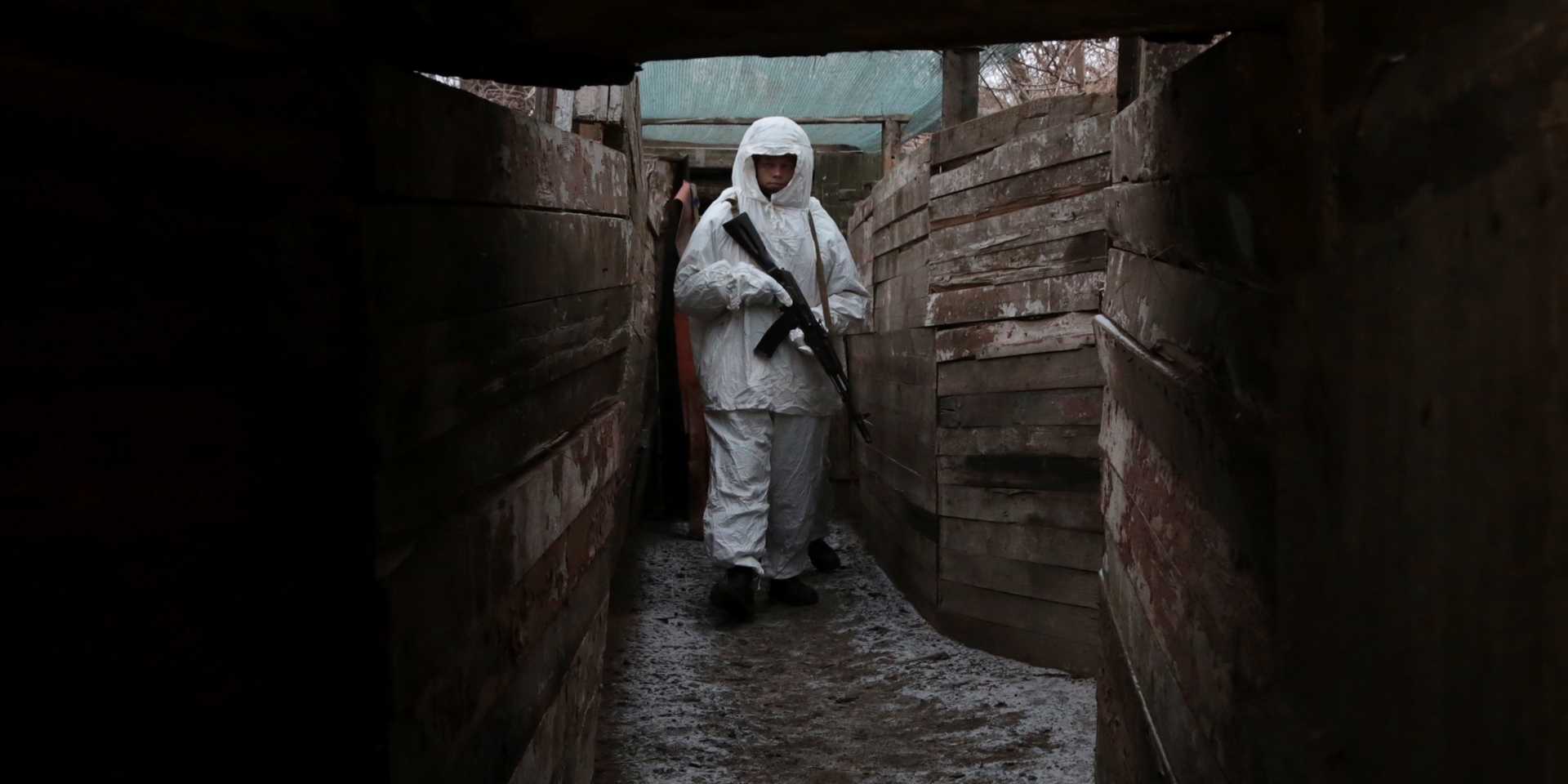 Ein Soldat bezieht seine Position in einem Graben an der Trennungslinie in der Nähe des ukrainischen Dorfes Yasne, das von den von Russland unterstützten Separatisten kontrolliert wird.