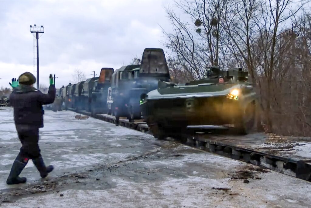 Dieses vom Pressedienstes des russischen Verteidigungsministeriums zur Verfügung gestellte Videostandbild zeigt ein russisches gepanzertes Fahrzeug, das nach der Ankunft in Belarus auf einen Bahnsteig fährt. Dieses vom Pressedienstes des russischen Verteidigungsministeriums zur Verfügung gestellte Videostandbild zeigt ein russisches gepanzertes Fahrzeug, das nach der Ankunft in Belarus auf einen Bahnsteig fährt.