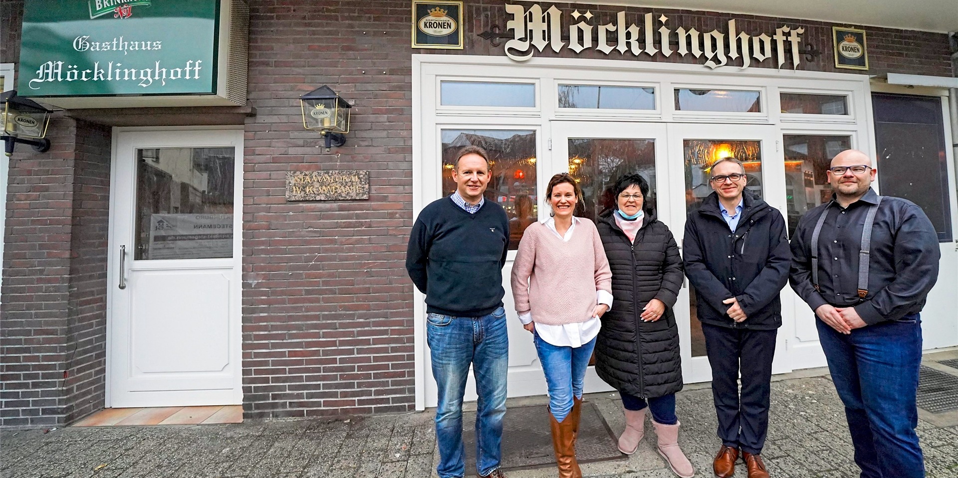 Zwei Frauen und drei Männer stehen nebeneinander vor der Gaststätte Möcklinghoff in Datteln.