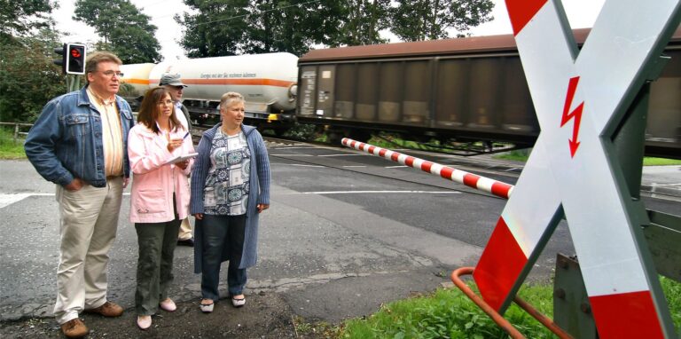 Eine besondere Episode im Bahnlärm-Streit: Am 22. August 2008 zählten CDU-Mitglieder am Bahnübergang Westerholter Straße 24 Stunden lang die Züge und deren Waggons. Das Foto zeigt (v.l.) Winfried Kunert, Silvia Godde, Werner Schwarz und Marion Bialkowski-Neubert.
