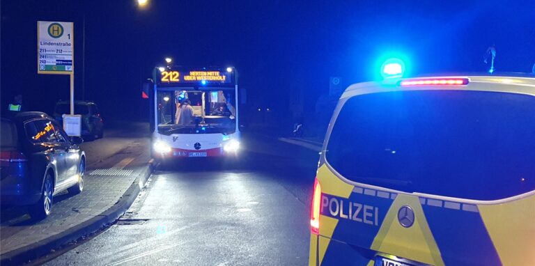 In diesem Bus der Linie 212 kam es am Donnerstagabend an der Haltestelle Lindenstraße in Herten-Westerholt zu einer gewaltsamen Auseinandersetzung.