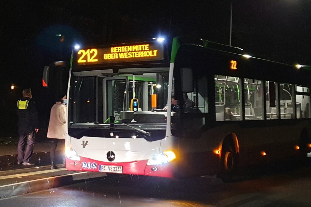 Nach Abschluss des Rettungseinsatzes und der Ermittlungen der Polizei setzte der Bus der Vestischen seine Fahrt fort.