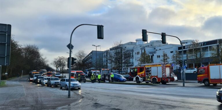 Bei Glatteis kam es zu einem Unfall auf der Hauptkreuzung Rappaportstraße/Bergstraße.