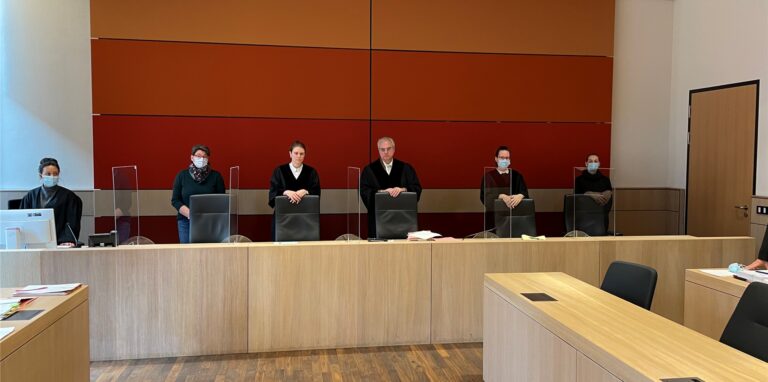Im zweiten Säuglings-Misshandlungsprozess gegen ein Elternpaar aus Herten und Selm hat die 2 . Strafkammer (im Bild beim Prozessauftakt im November 2021) am Bochumer Landgericht jetzt die Urteile verkündet.