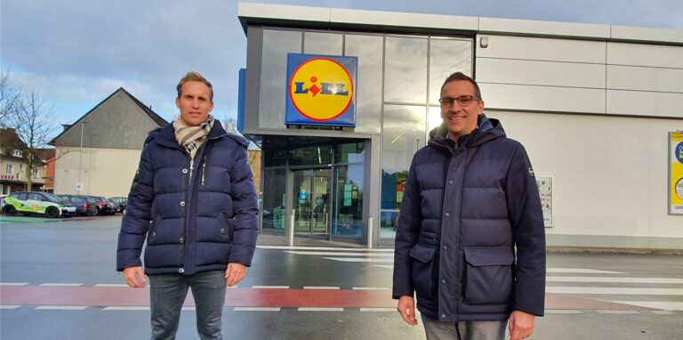 Vor der Westerholter Lidl-Filiale stehen der Hertener Steffen Mehrhoff (l.), Immobilienleiter und Prokurist bei Lidl, sowie Stephan Zwierzynski, Leiter Immobilien Region West.