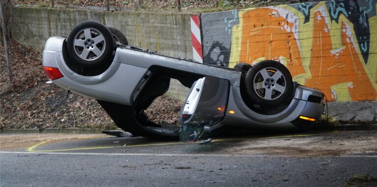 Der Fahrer dieses Sportwagens verunglückte am Freitagnachmittag auf der B235 unter der Brücke zwischen Stadtmittelpunkt und dem ehemaligen Kraftwerksgelände.