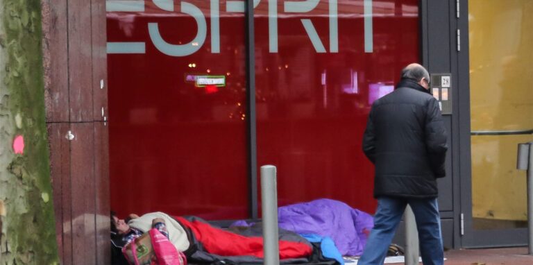 Die Dortmunder Stadtverwaltung muss ihren Versuch, Beugehaft gegen einen Obdachlosen verhängen zu lassen, dem Rat erklären.