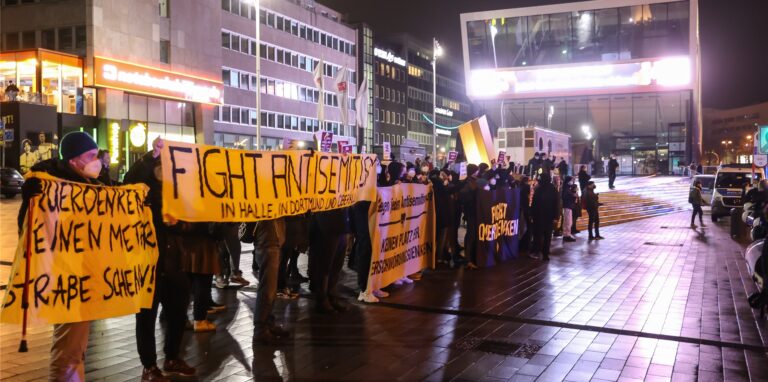 Seit einem Monat stellt sich „Die Partei“ mit der Antifa den Querdenker-Demos entgegen.