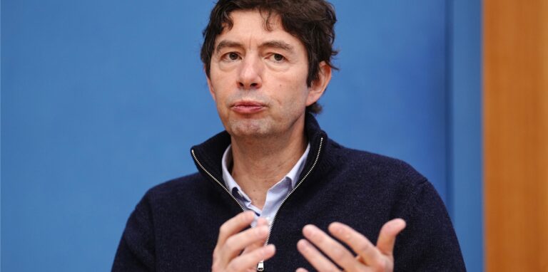 Der Virologe Christian Drosten schließt die Entstehung einer Corona-Variante, die so ansteckend wie Omikron und so krank machend wie Delta ist, nicht aus.