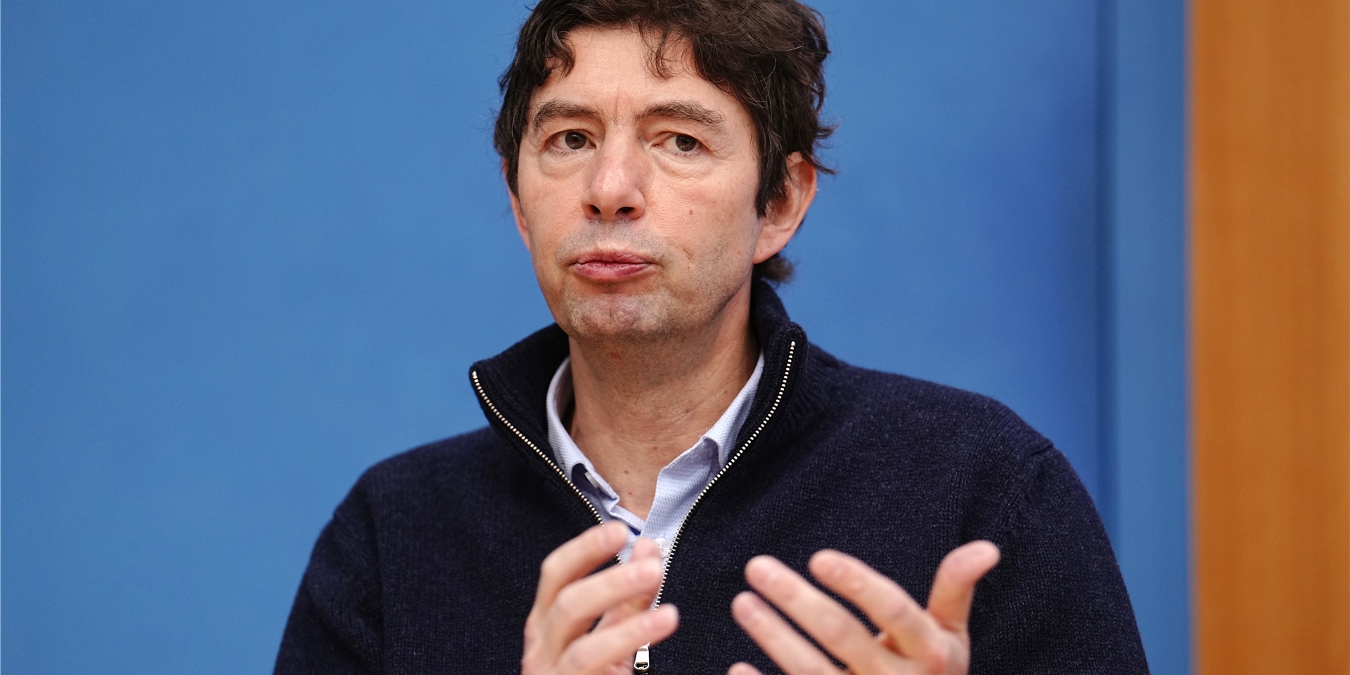Der Virologe Christian Drosten schließt die Entstehung einer Corona-Variante, die so ansteckend wie Omikron und so krank machend wie Delta ist, nicht aus.