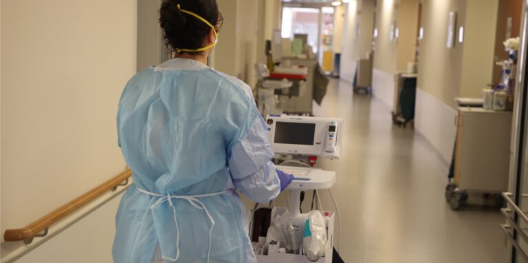 Eine repräsentative Umfrage der Deutschen Krankenhaus­gesellschaft (DKG) zeigt wie viele der Klinik­angestellten in Deutschland geimpft sind.