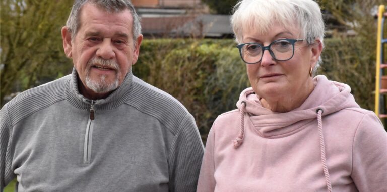Sigrid und Joachim Schalla in ihrem Garten im Dortmunder Westen: Vor einem Jahr fiel das Urteil gegen den Mörder ihrer Tochter.