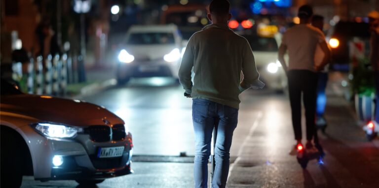 In Dortmund-Eving kollidierte ein PKW mit einem E-Scooter-Fahrer (Symbolbild).