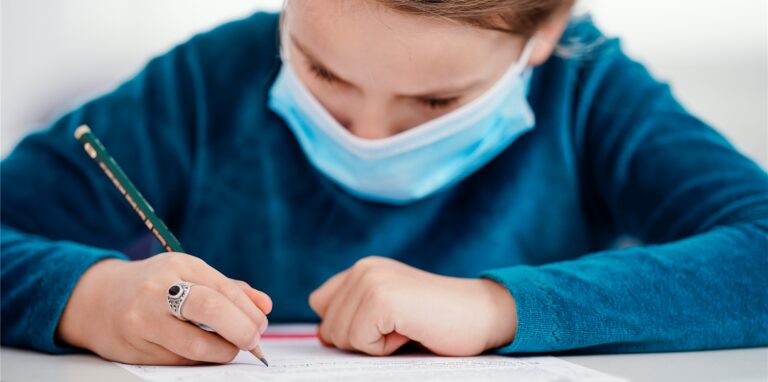 Eine Maske mindert laut einer Studie die Leistung der Schüler wohl nicht.
