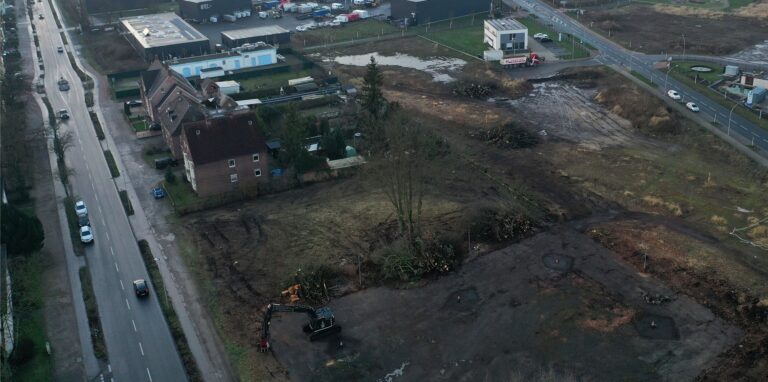 Dieses Grundstück auf dem früheren Ruhrgas-Gelände in Hervest wurde gerodet. Anwohner hatten sich darüber geärgert, dass der alte Baumbestand nicht mit in die Neuplanung übernommen wurde.