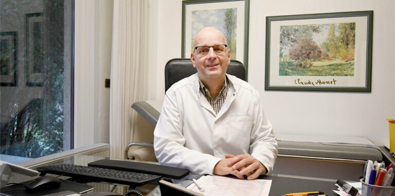 Dr. Markus Böddeker muss für seine Patienten oft alternative Arzneien finden, weil Medikamente nicht verfügbar sind.