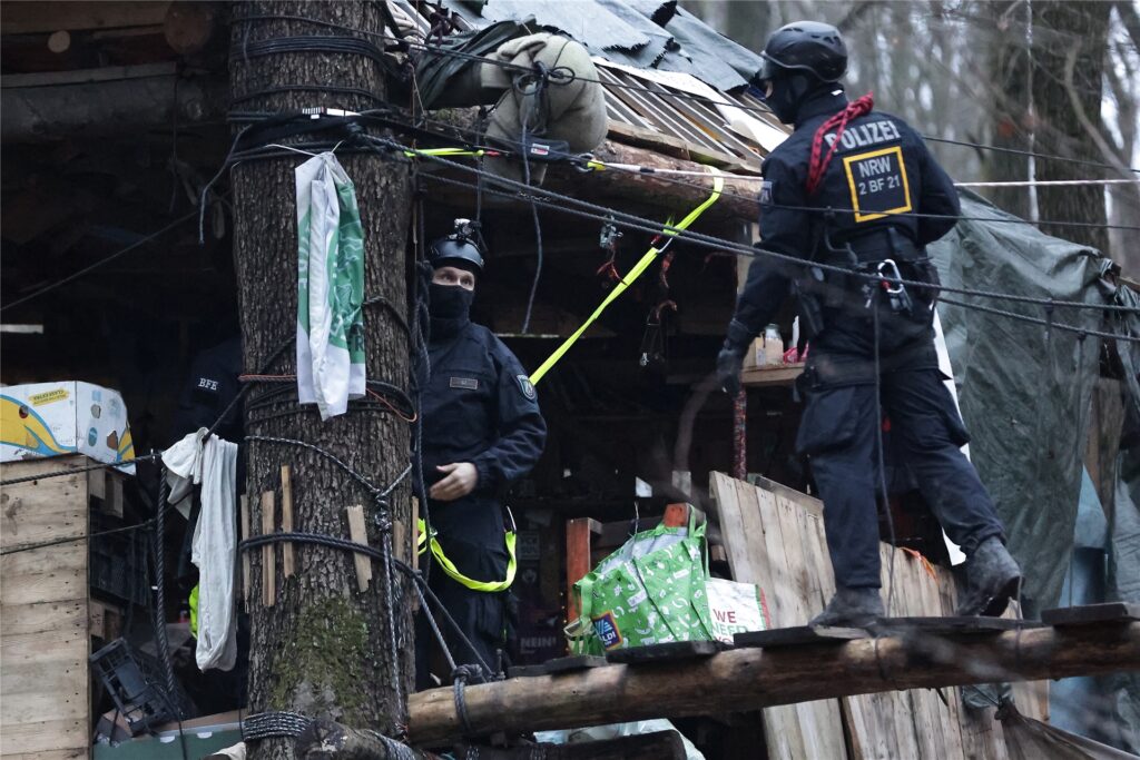 Die Polizei räumt ein Waldstück. Die Polizei räumt ein Waldstück.