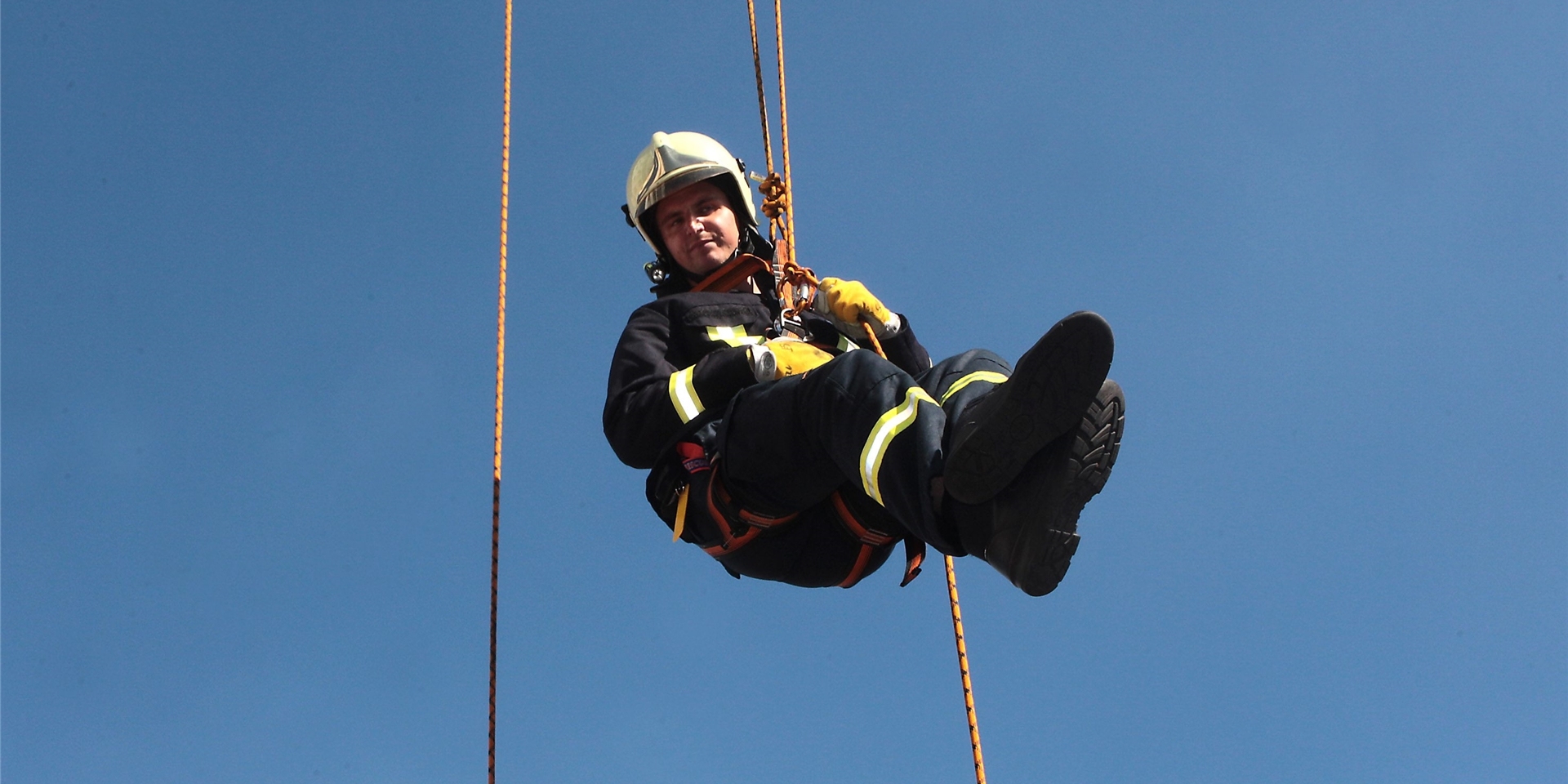 Ein Feuerwehrmann bei einer Selbstrettungsübung an der Wache Frebergstraße: Wann kann die Feuerwehr endlich eine neue hauptamtliche Wache beziehen?