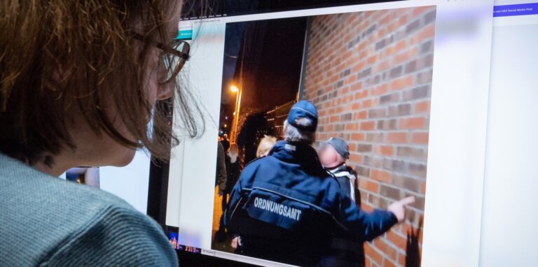 Mitarbeitende des Hertener Ordnungsamt halten bei der Querdenker-Demonstration am 17. Januar im Gang zwischen Bramhügel und Wilhelmsplatz einen Teilnehmer fest.