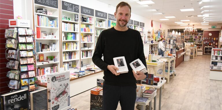 Inhaber Thorsten Kemming in der wiedereröffneten Buchhandlung im Marler Stern. Für das Foto hat er die Maske kurz abgenommen.