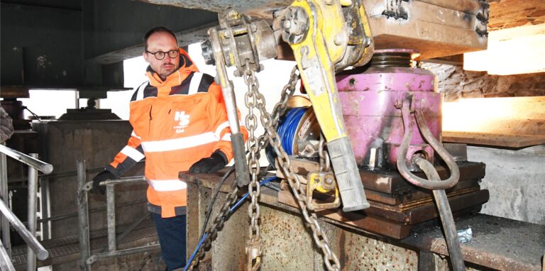 Die Löringhofbrücke wurde angehoben, eine Aufgabe für Henrik Send und sein Team.