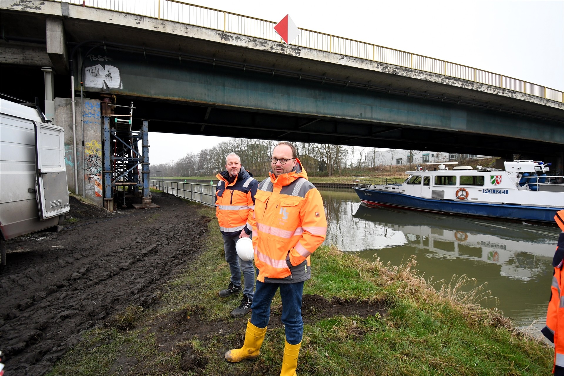 Henrik Send (vorne) an der Löringhofbrücke über dem Dortmund-Ems-Kanal in Datteln mit Carsten Uhlenbrock von Kreis Recklinghausen. Der Diplom-Ingenieur hat sich für seine Henrichenburger Baufirma einen neuen Auftrag der Stadt Haltern an Land gezogen.