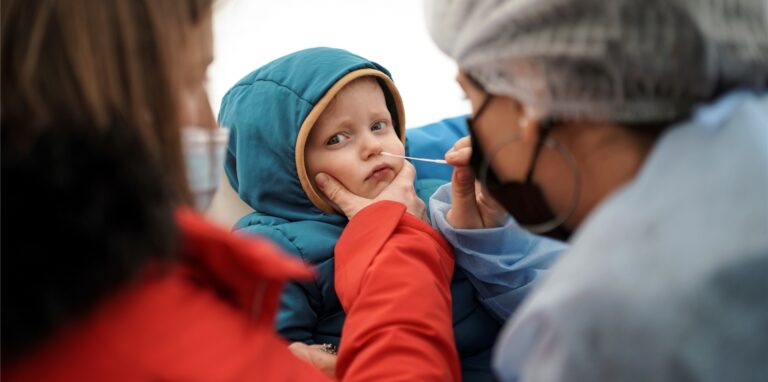Omikron ist hochansteckend – auch für Kinder.